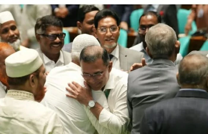 সংসদে বিরল সৌহার্দ্যের দৃশ্য: প্রধানমন্ত্রীর সঙ্গে বিরোধীদলীয় নেতার উষ্ণ কোলাকুলি